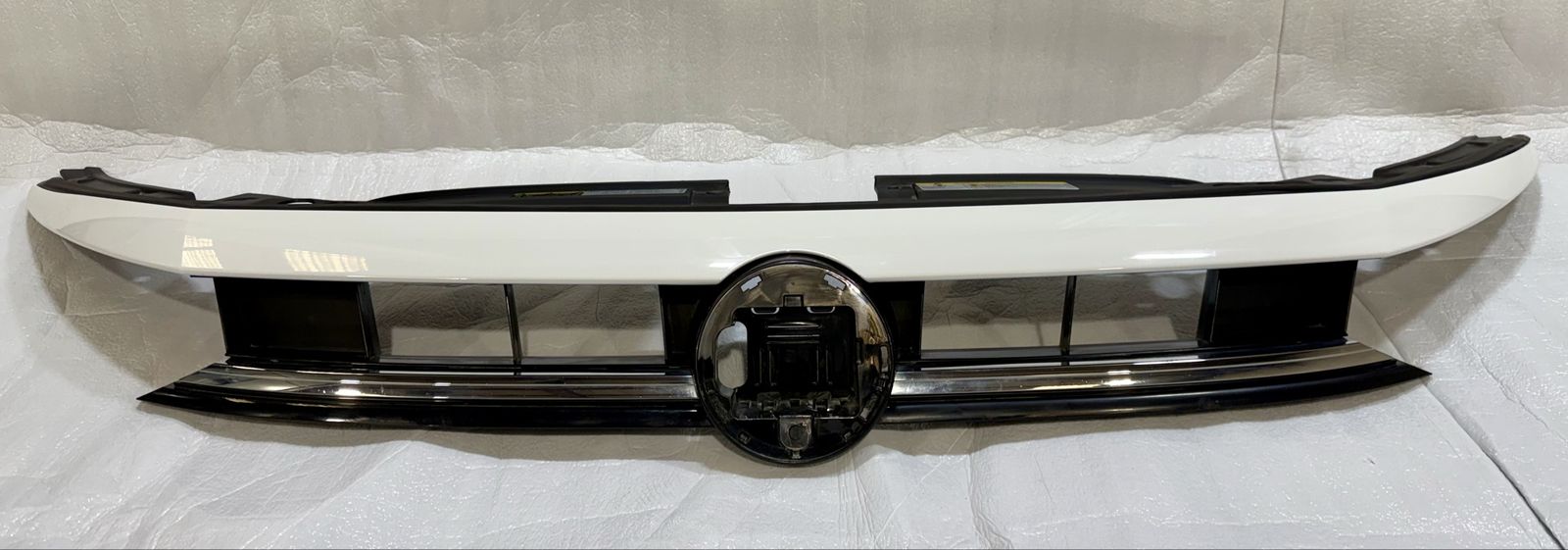 2025 Volkswagen Jetta front bumper upper grille w/ molding - paint code: LC9A