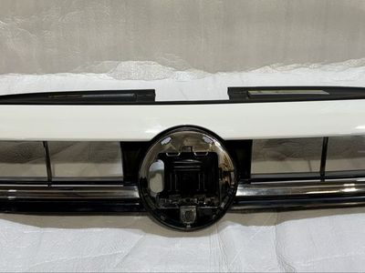 2025 Volkswagen Jetta front bumper upper grille w/ molding - paint code: LC9A