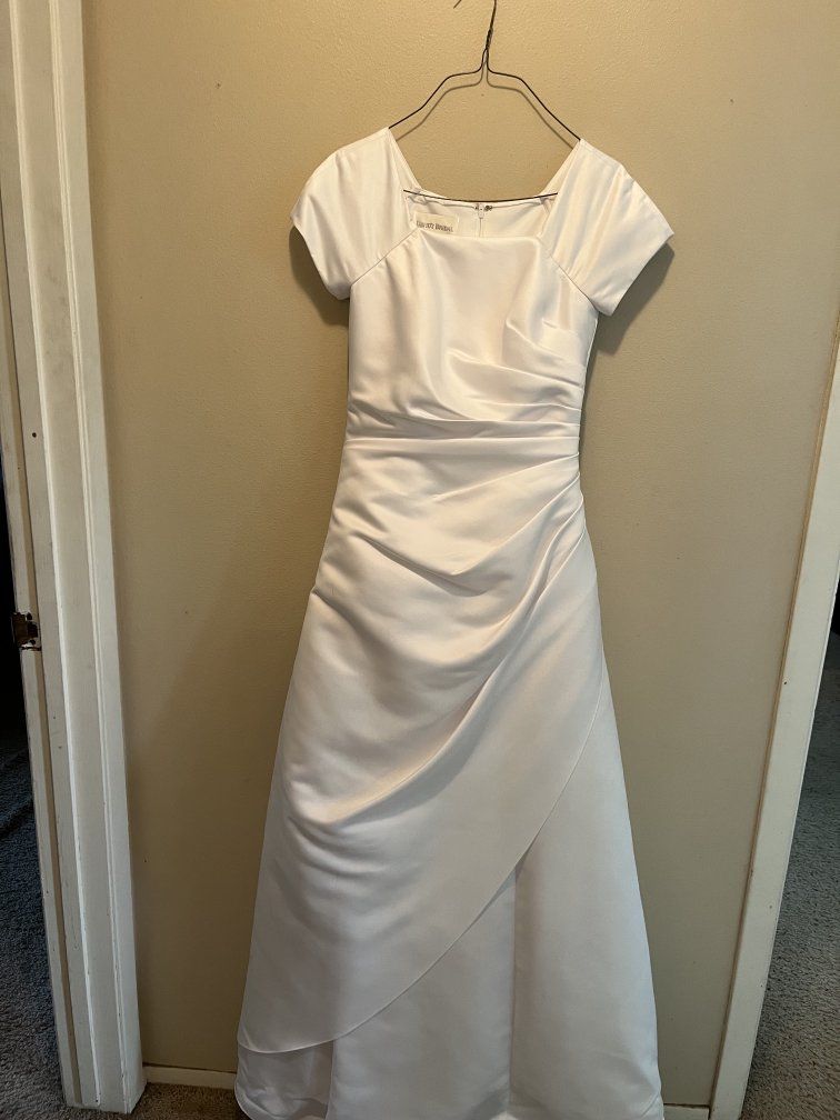David's Bridal  White Flower Conservative Wedding Dress & Bolero Jacket Set Size 4/S