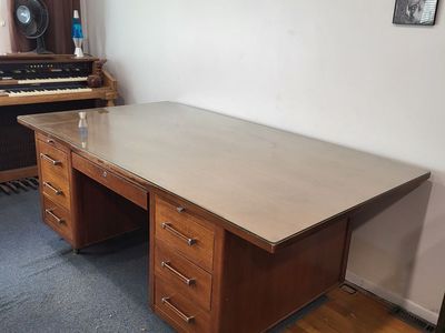 Executive Office Desk / buy it for your boss, get that promotion