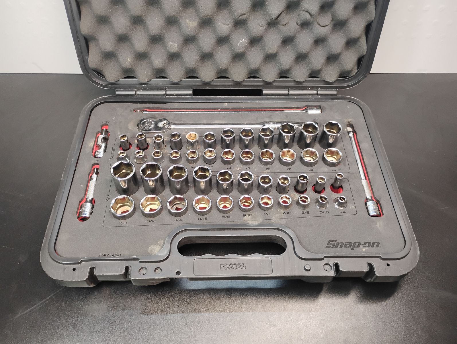 Snap-on 251FSMBFR is a 51-piece 3/8" drive 6-point metric and SAE  socket set