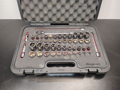 Snap-on 251FSMBFR is a 51-piece 3/8" drive 6-point metric and SAE socket set