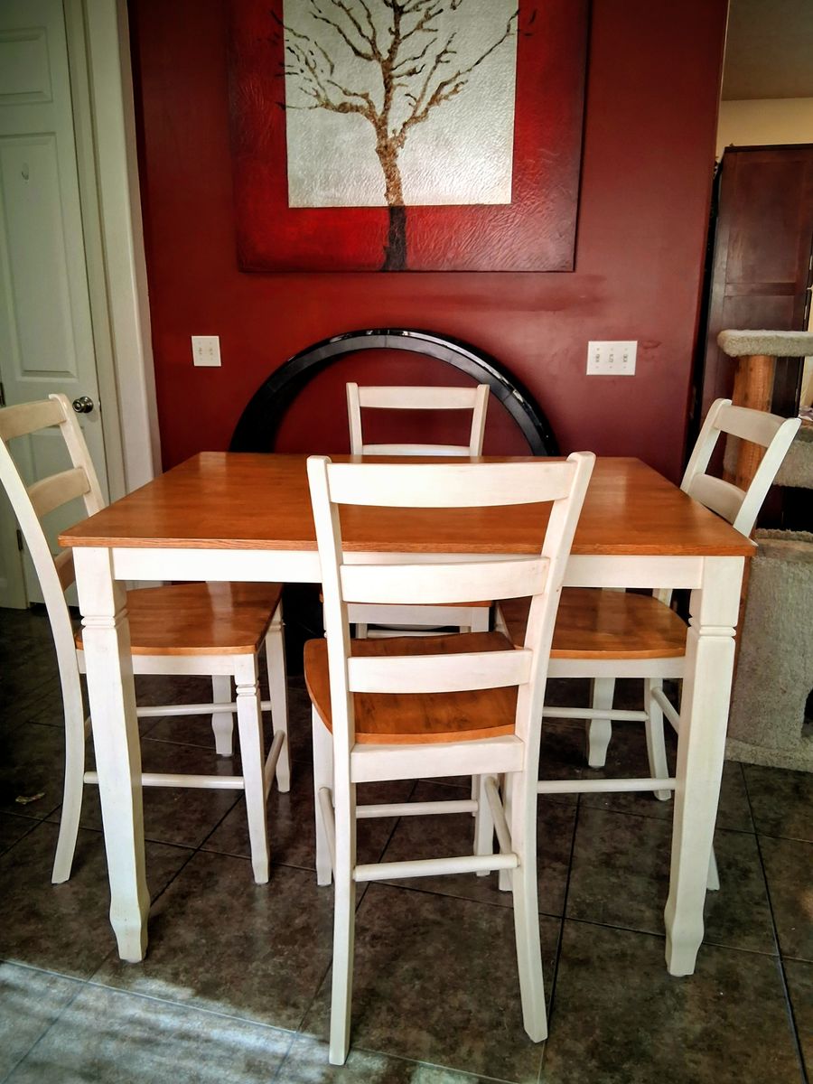 Table with 4 Hi-Top chairs
