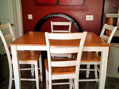 Table with 4 Hi-Top chairs