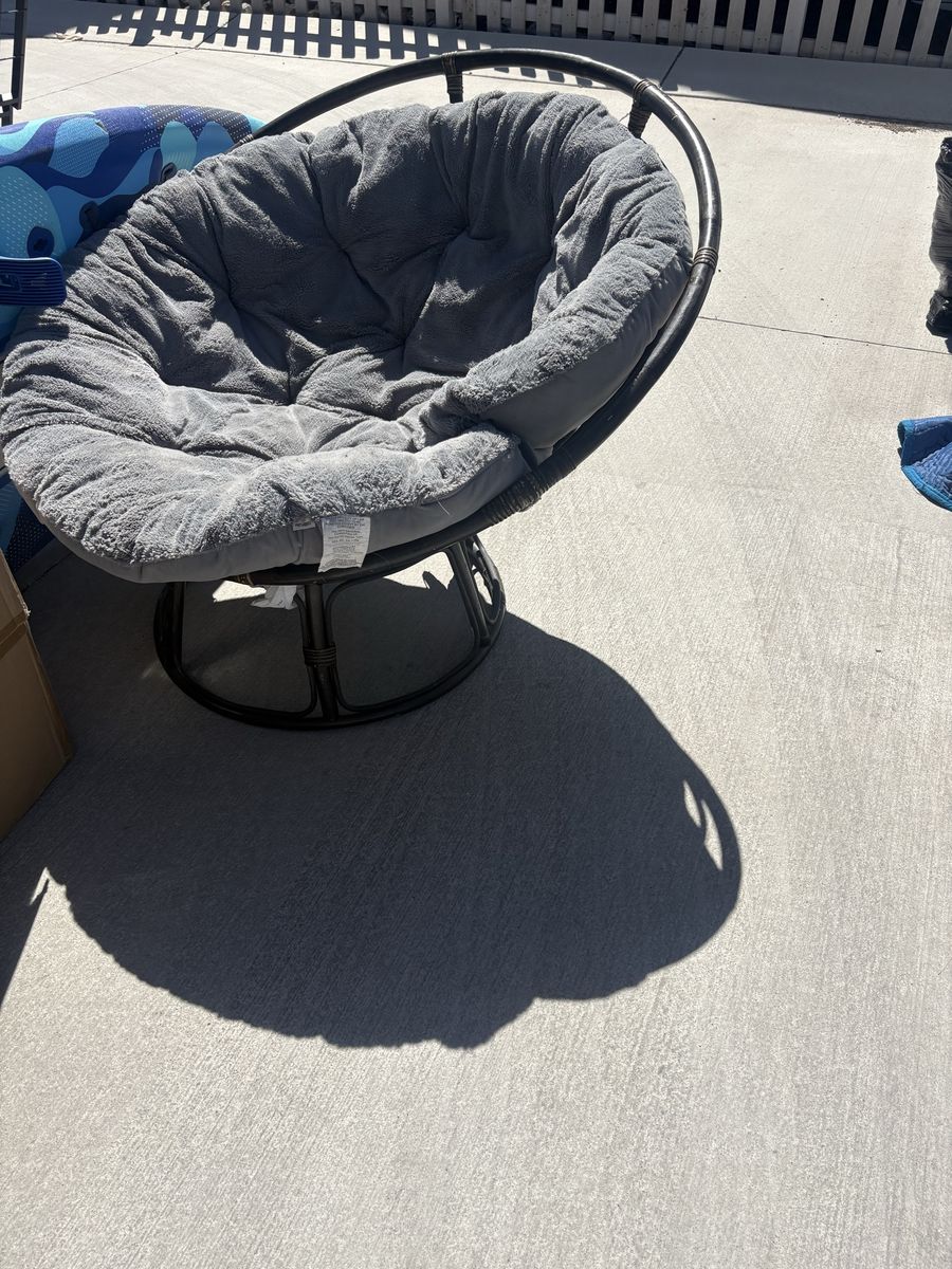 Cozy Papasan Chair with Gray Plush Cushion - Comfortable Seating