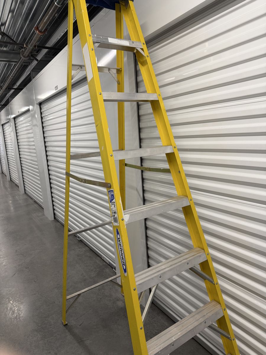 Werner Fiberglass 8 Foot Heavy Duty Industrial Use Ladder