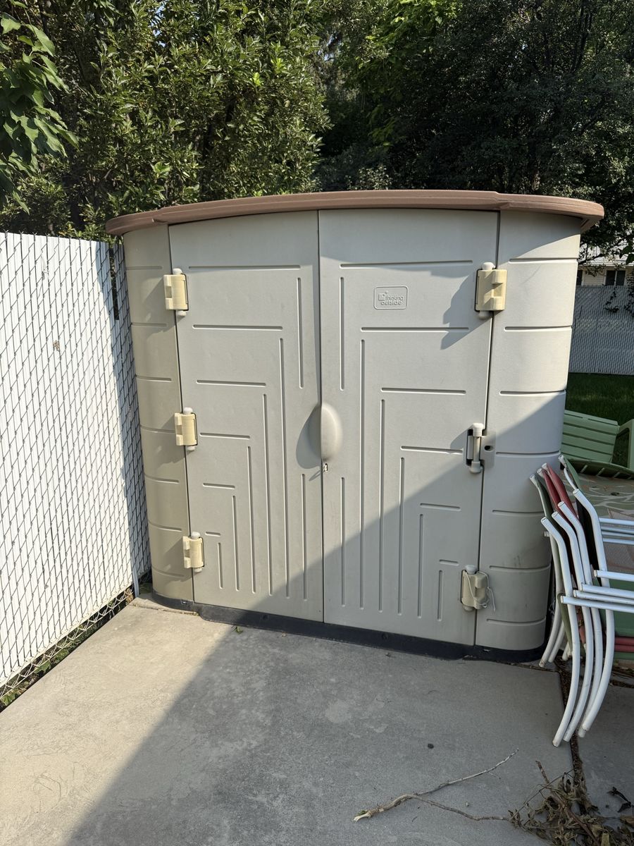 Rubbermaid Outdoor Resin Storage Shed with Double Doors