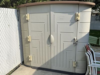 Rubbermaid Outdoor Resin Storage Shed with Double Doors