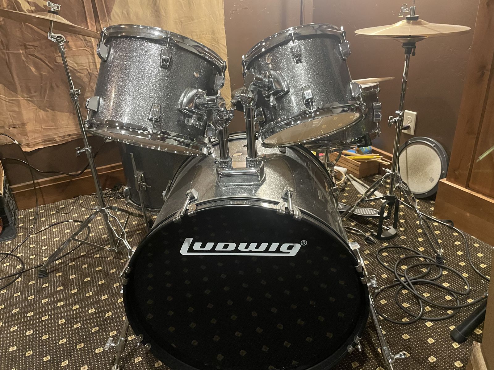 Ludwig Back Beat Drum Kit - with stool $325