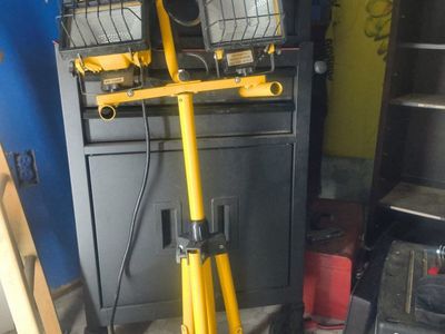 Unbranded Dual-Head Halogen Work Light on Adjustable Tripod Stand - Yellow/Black