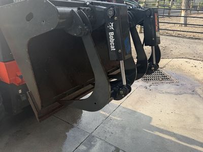 Bobcat OEM Industrial Grapple Bucket – 68” – Heavy Duty