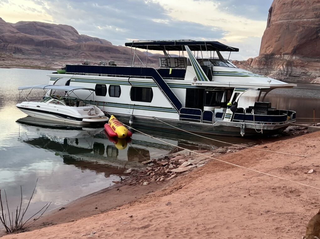 1996 Jamestowner Houseboat 65‘ X 16‘