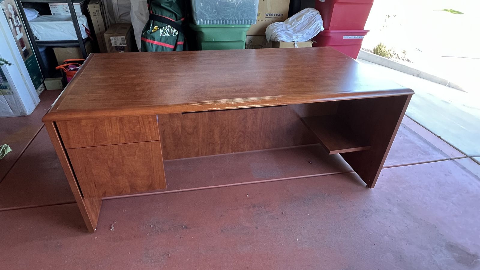 Executive Office Desk – Spacious, Professional, and Well-Maintained