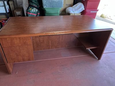 Executive Office Desk – Spacious, Professional, and Well-Maintained