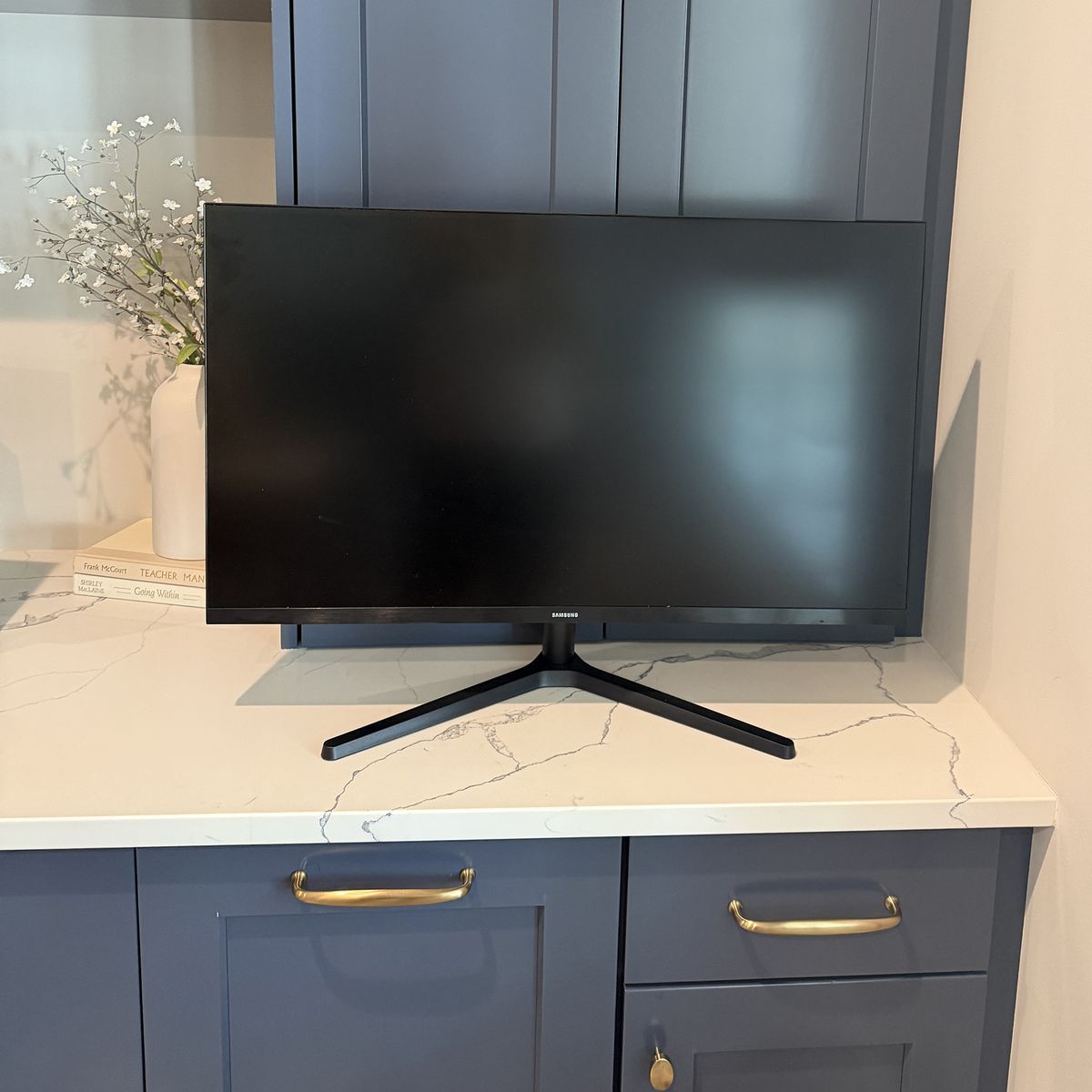 Large Samsung HD Monitor with Stand (32 inch)