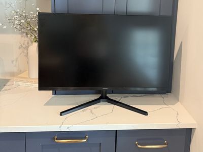 Large Samsung HD Monitor with Stand (32 inch)