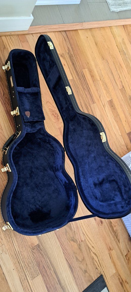 Crossrock Hard-Shell Case fits 4/4 Full Size Classical Guitars-Stainless Steel Latches, SpongeLining