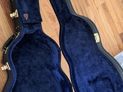 Crossrock Hard-Shell Case fits 4/4 Full Size Classical Guitars-Stainless Steel Latches, SpongeLining