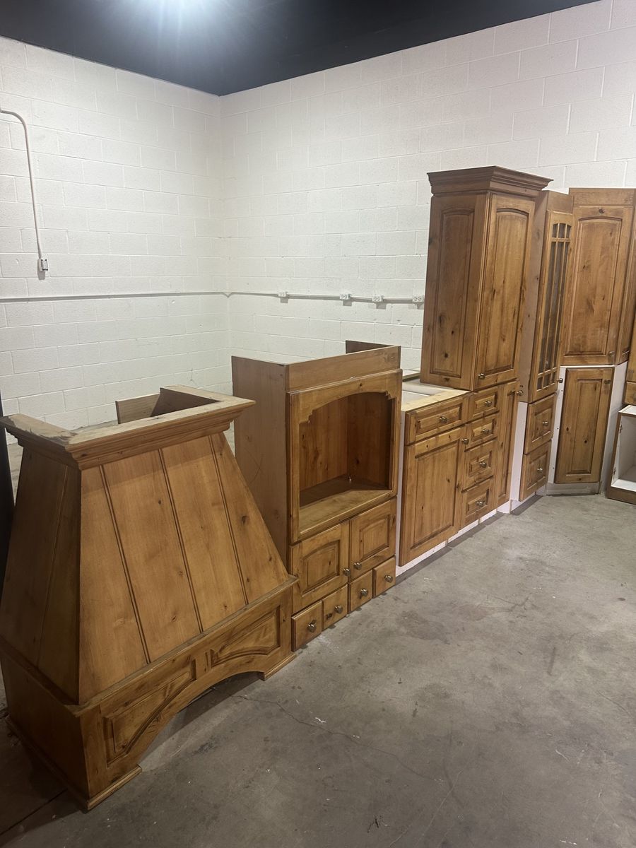 Solid Knotty Alder Kitchen Cabinets – Complete Set with Pantry, Hood & Glass Doors