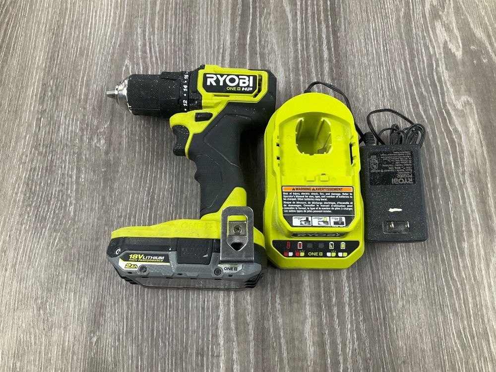 RYOBI 1/2 INCH CORDLES DRILL/DRIVER W/ BATTERY AND CHARGER