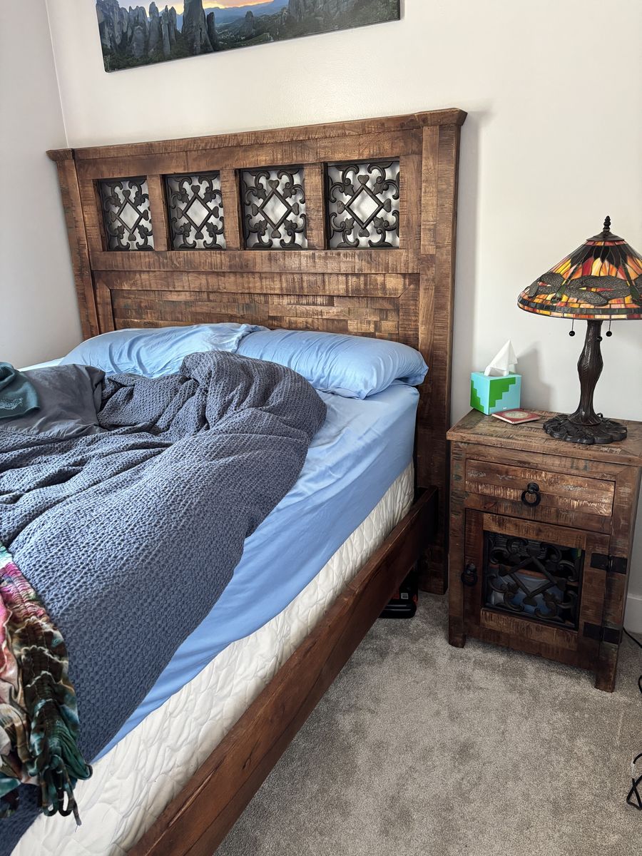 Solid wood Queen Bedroom Furniture Set