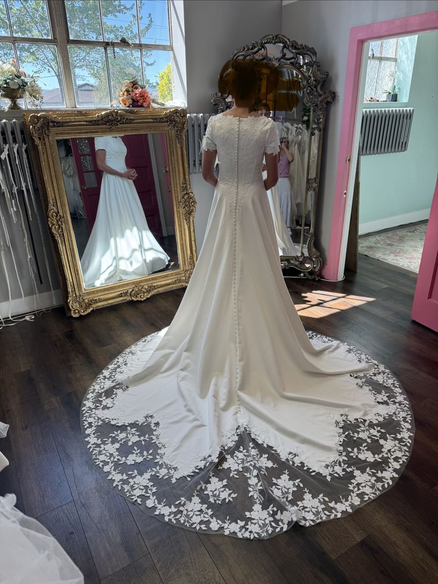 New Elegant White Wedding Dress with Short Sleeves & Lace Detail, Button Back