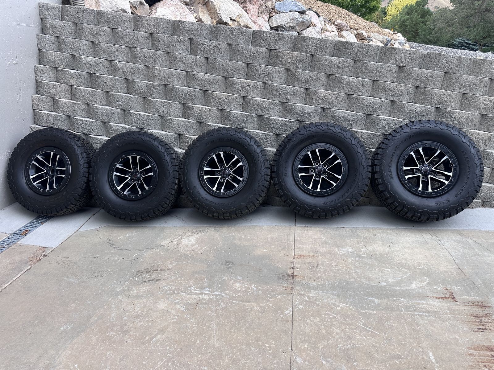 LIKE NEW 5 Jeep Rubicon XR wheels with BFGoodrich All-Terrain T/A KO2 Tires LT315/70R17