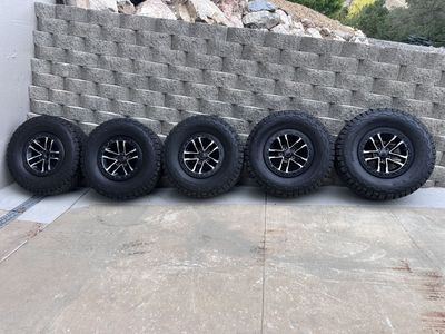 LIKE NEW 5 Jeep Rubicon XR wheels with BFGoodrich All-Terrain T/A KO2 Tires LT315/70R17
