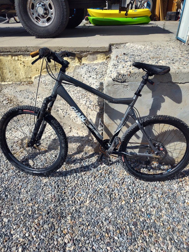 Giant Mountain Bike Gray Frame Front Suspension Off-Road Bicycle