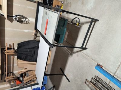 Makita 10" table saw with Rousseau stand/outfeed