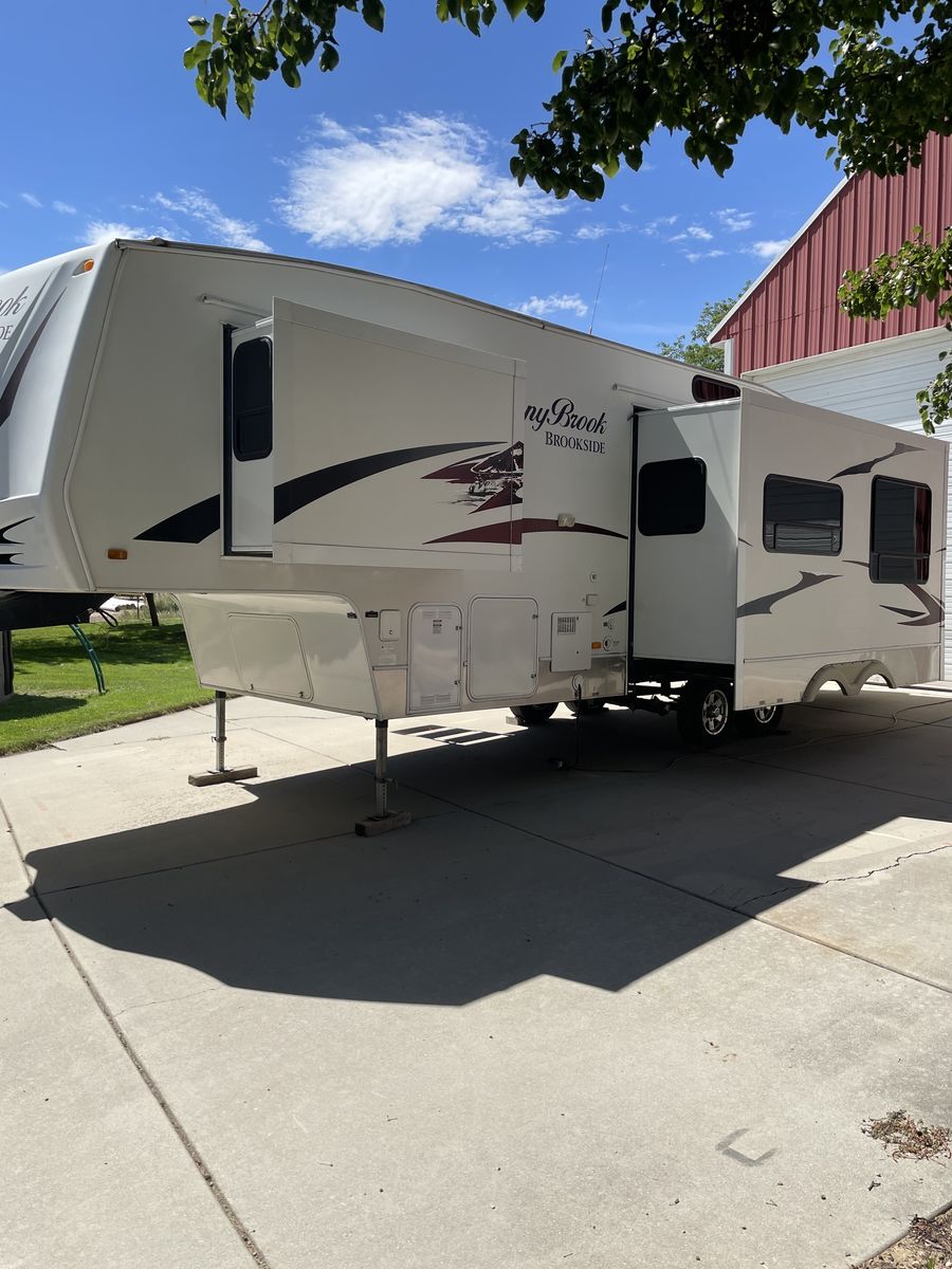 2012 SunnyBrook Brookside 5th wheel 32’