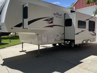 2012 SunnyBrook Brookside 5th wheel 32’