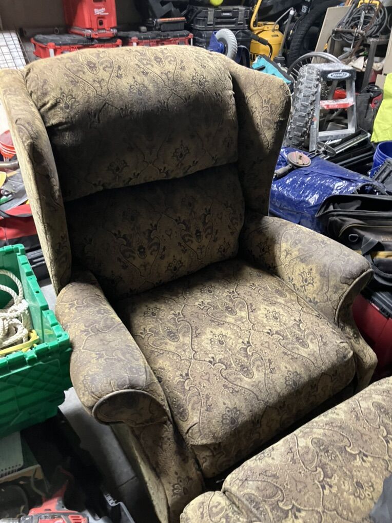 2 Free Wing Back Chairs Reclyning