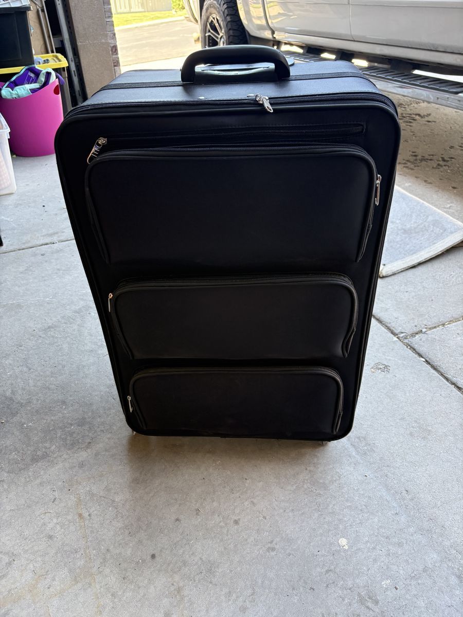 29” large black softside rolling luggage with spinner wheels suitcase $40 cash/venmo in Draper
