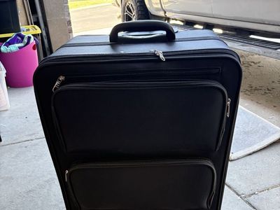29” large black softside rolling luggage with spinner wheels suitcase $40 cash/venmo in Draper