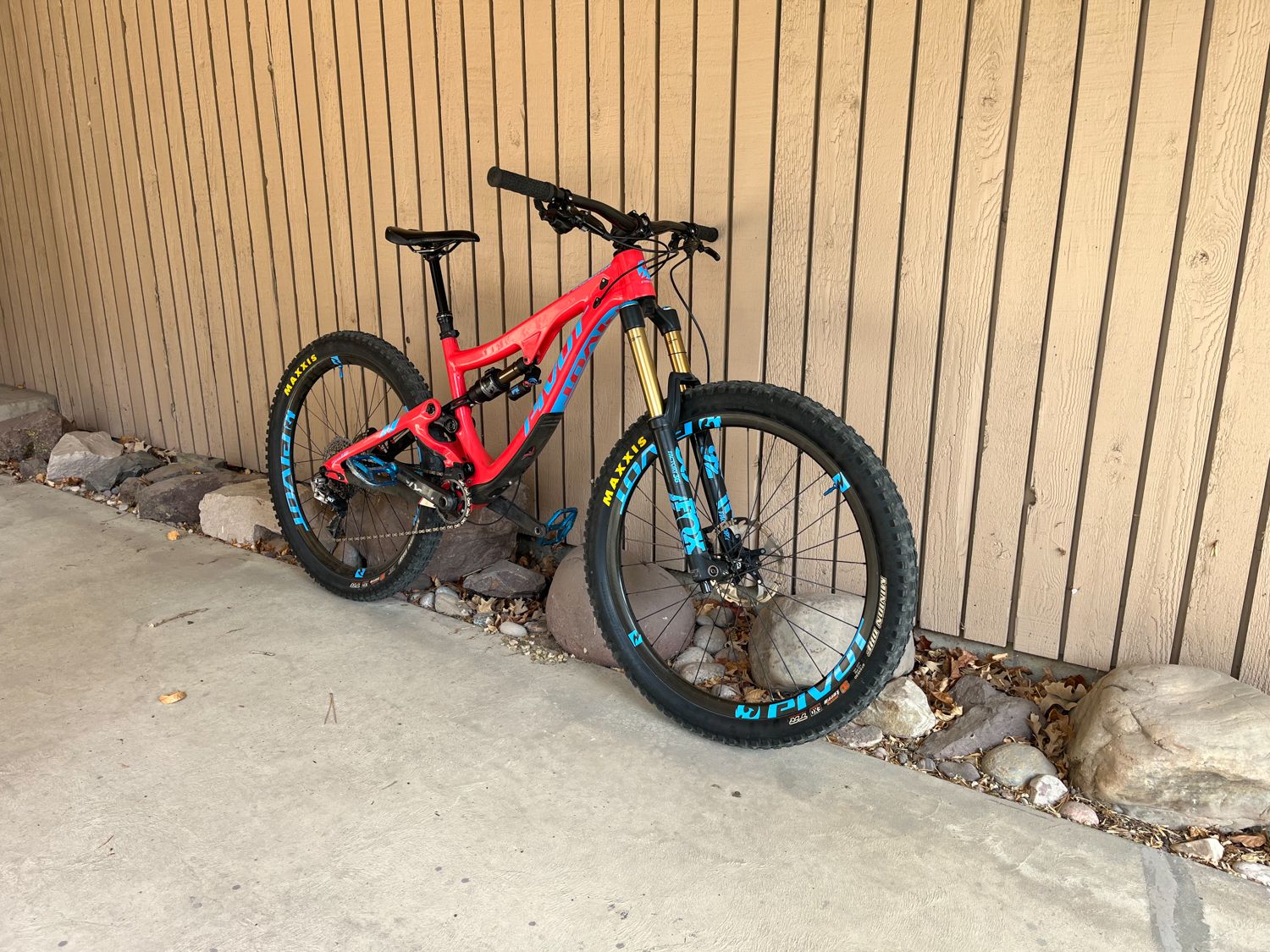 2016 Pivot Firebird w/ Carbon 27.5 Wheels - Small