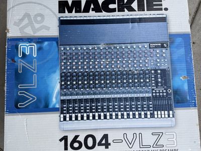 Mackie 1604-VLZ3 Premium Mic/Line Mixer with Original Box