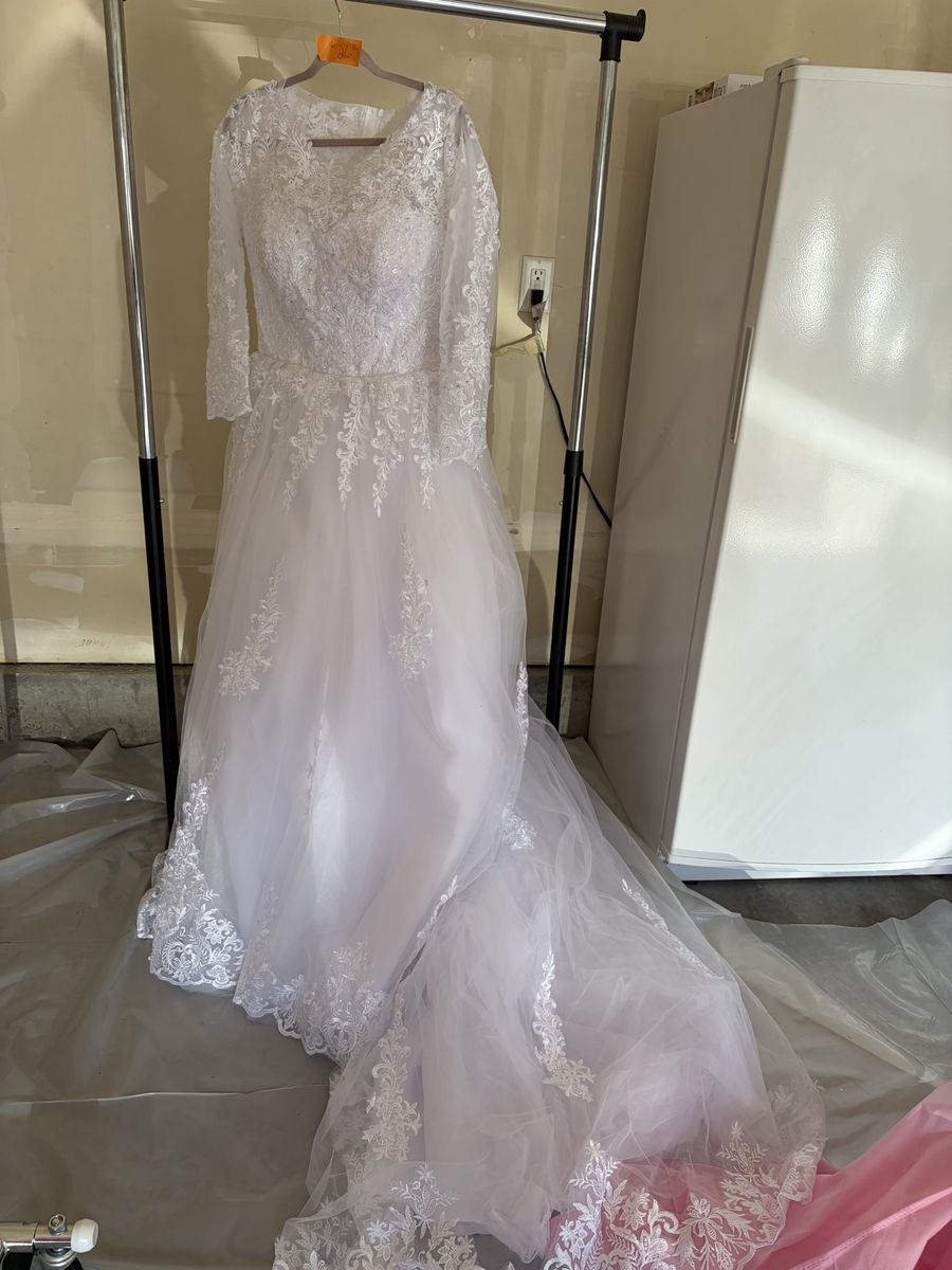 White Lace Long-Sleeve Bridal Wedding Dresses Lot