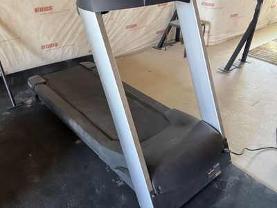 Precor C932 Commercial Treadmill – Gym Quality