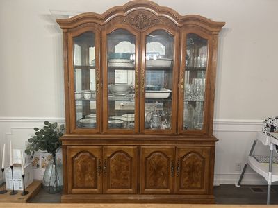 Beautiful Solid Wood China Cabinet with Lighting