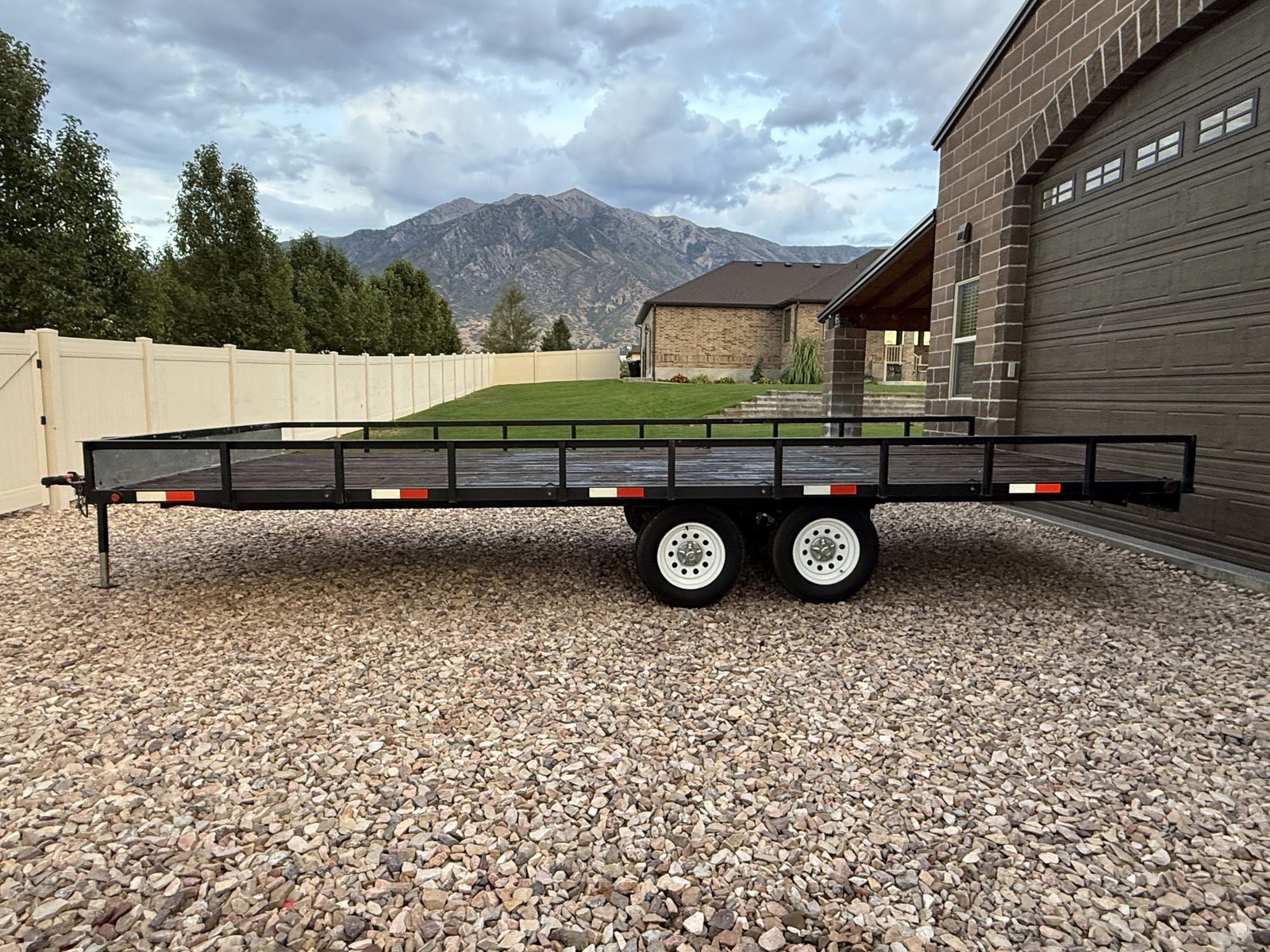8 ft x 20 ft flatbed 