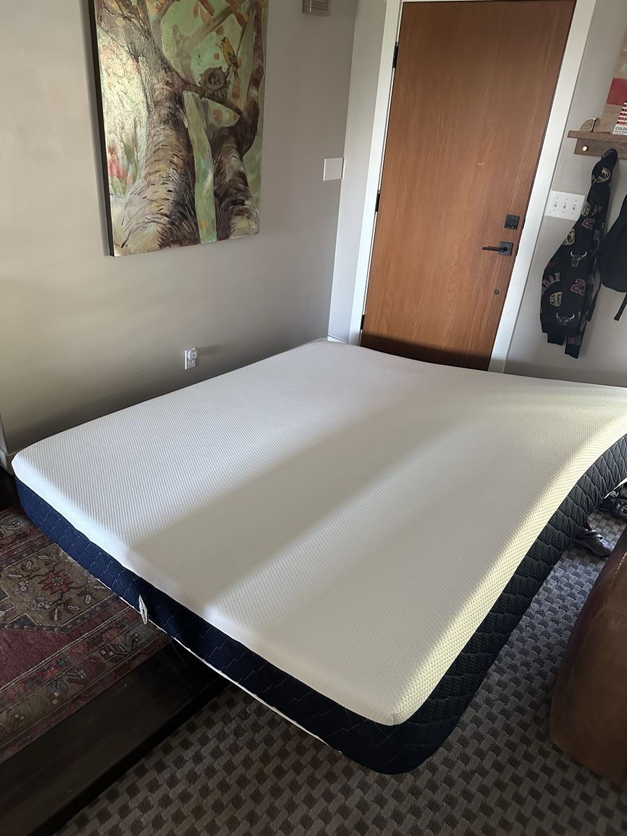 Brooklyn Bedding Bowery Hybrid King Mattress - Medium Firmness, Clean Condition