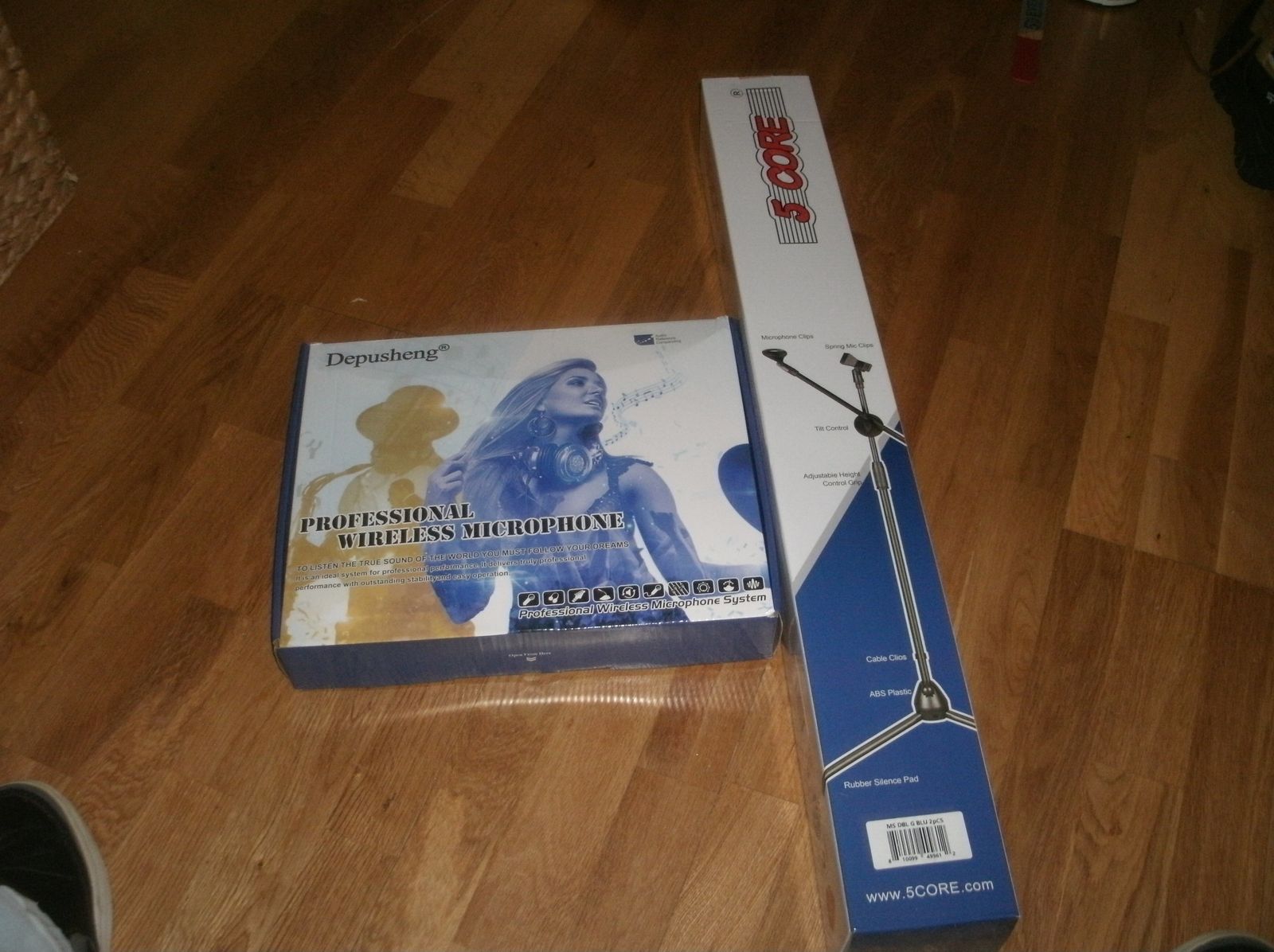 Pro Wireless Microphones wit5h 2 Mic Stand