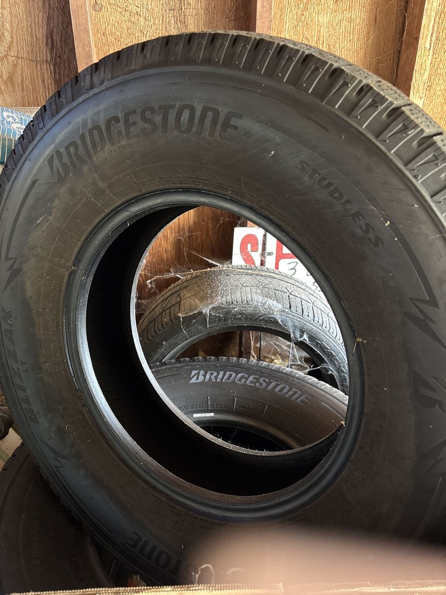 Bridgestone Blizzak LT245/75/R16