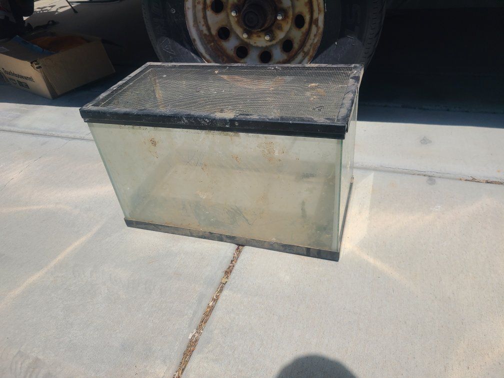 fish tank with lid