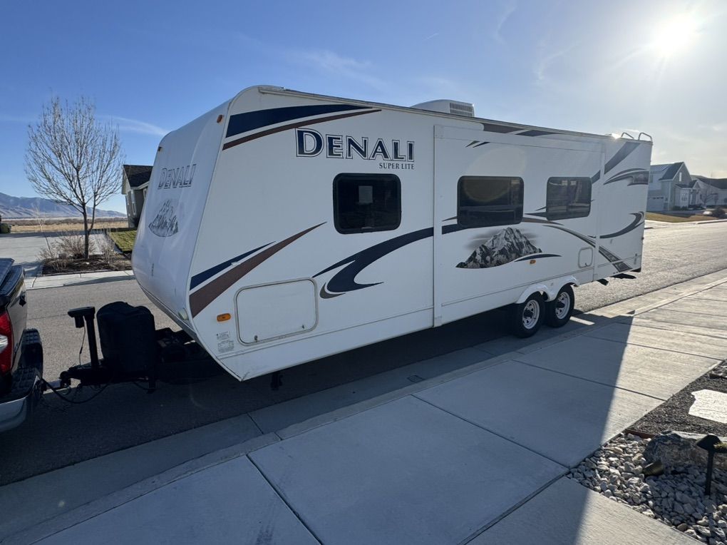 Beautiful 2010 Dutchman Denali Slide + extras