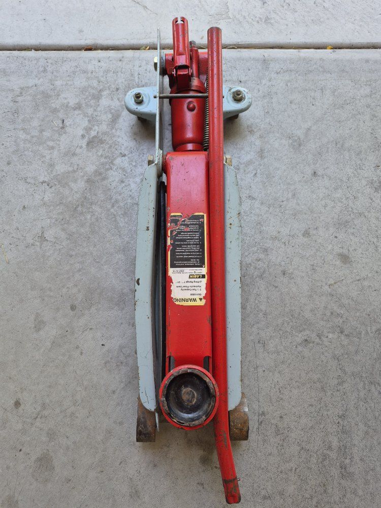 Larin 2.5 Ton High Lift Hydraulic SUV Jack SUV-5000A. Good Condition!