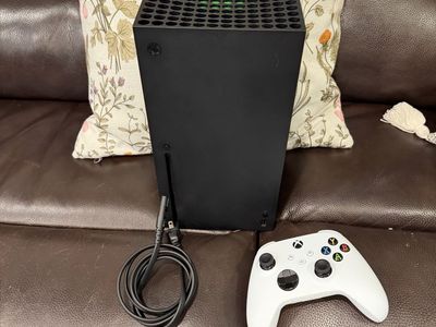 Microsoft Xbox Series X 1TB Gaming Console with White Wireless Controller, Black