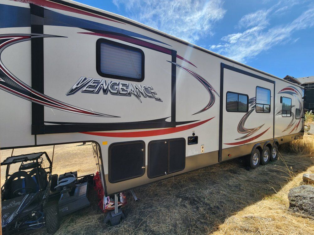 2017 vengeance toy hauler