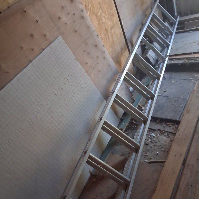 Aluminum Extension Ladder - Durable, Lightweight, and Versatile 17ft